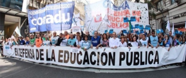 DOCENTES DE LA UBA EXIGEN RESPUESTAS A SANDRA PETTOVELLO Y AMENAZARON CON UN PARO