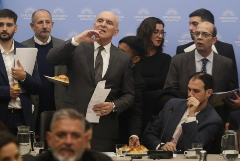 LOS GOBERNADORES NEGOCIARON CON MILEI LA RESTITUCIÓN DE GANANCIAS Y DAN DE BAJA LAS PRIVATIZACIONES 