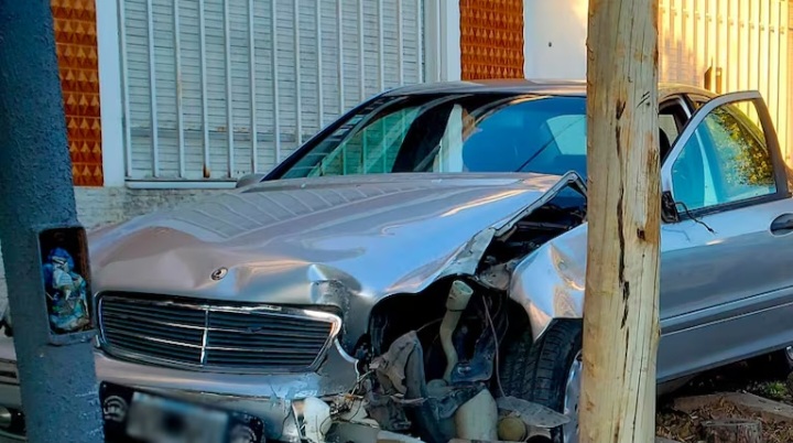 CÓRDOBA: CHOCÓ CON UN POSTE EN LA VEREDA Y MURIO