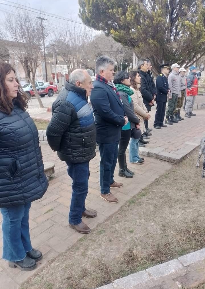 VILLA TULUMBA: SE REALIZO EL IZAMIENTO DEL PABELLON EN CONMEMORACIÓN AL DIA DE LA INDEPENDENCIA 