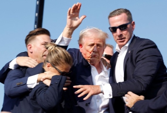 ATENTADO CONTRA DONALD TRUMP: INTENTARON ASESINARLO Y UNA BALA LE ROZÓ LA OREJA DERECHA