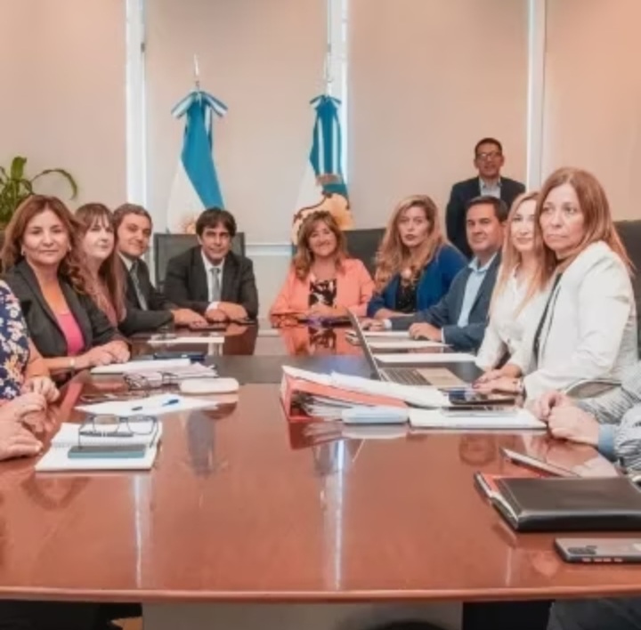 EL GOBIERNO PROVINCIAL LIQUIDARÁ LOS SUELDOS DE JULIO DE LOS DOCENTES CON EL 6% DE AUMENTÓ Y LAS MEJORAS PROPUESTAS EN OTROS ÍTEMS