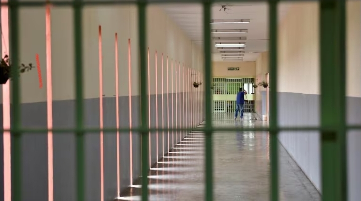 DOS GUARDIACÁRCEL FUERON DETENIDAS POR QUERER INGRESAR CELULARES A LA CARCEL