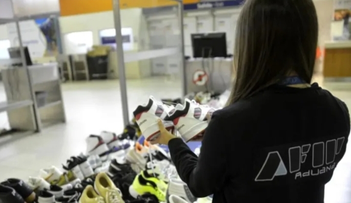 EL GOBIERNO ELIMINÓ LOS CONTROLES ADUANEROS PARA ROPA Y CALZADO QUE INGRESAN AL PAÍS 