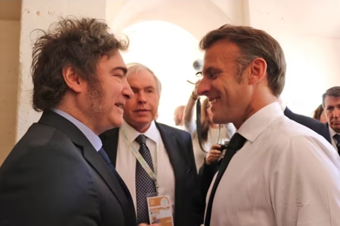 JAVIER MILEI LLEGÓ A FRANCIA PARA REUNIRSE CON EMMANUEL MACRON