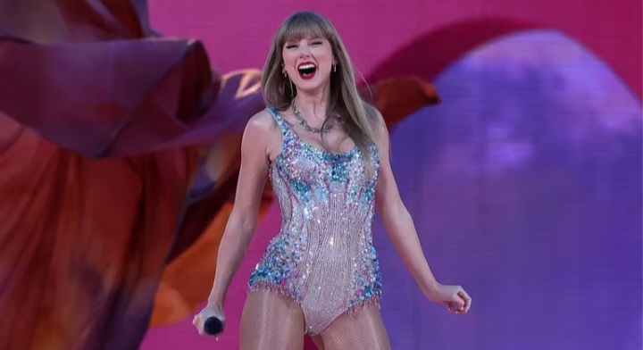 FANÁTICAS DE TAYLOR SWIFT NO CONSIGUIERON ENTRADAS Y VIERON SU CONCIERTO DESDE UNA COLINA  EN  MÚNICH