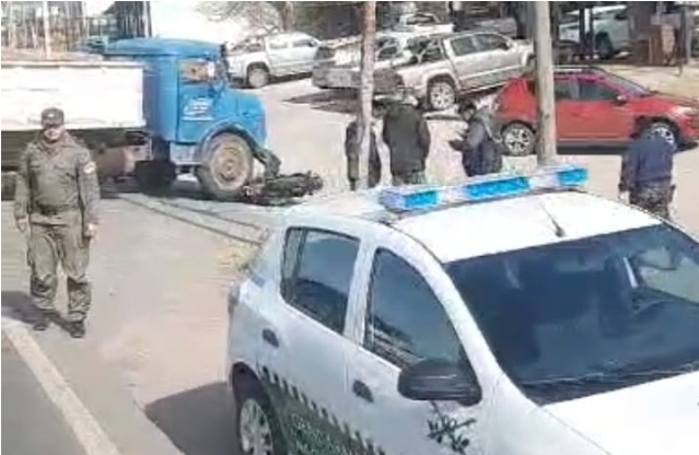 COLISIÓN ENTRE CAMIÓN Y MOTO EN EL INGRESO A JESÚS MARÍA DEJÓ UN HERIDO LEVE 
