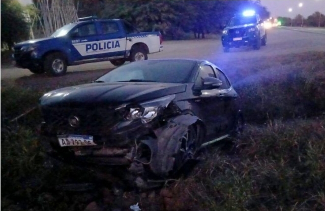 UN AUTO CAYÓ A UNA ALCANTARILLA EN SANTA ELENA: EL CONDUCTOR RESULTÓ ILESO