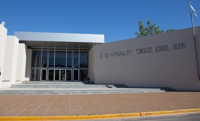  FAMILIARES DE DETENIDOS MARCHARON FRENTE A TRIBUNALES EN CRUZ DEL EJE Y CUESTIONARON EL ACCIONAR DE UNA FISCAL
