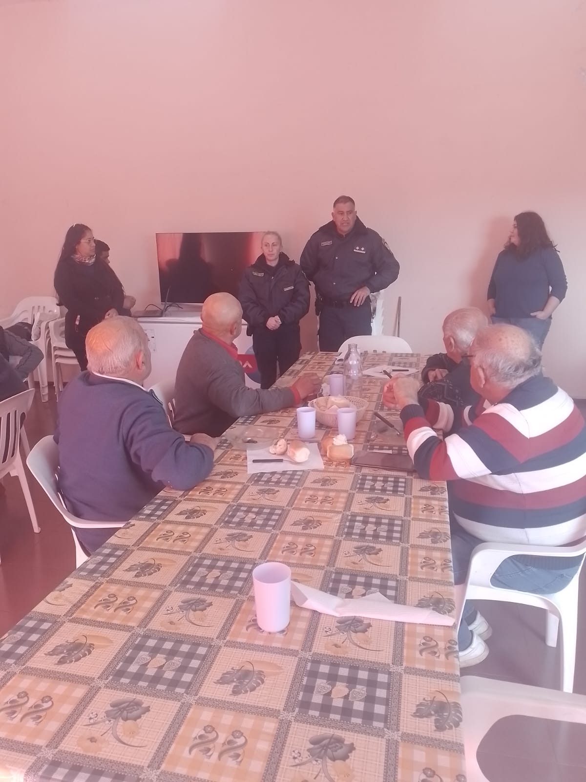 VILLA TULUMBA RECIBIERON EN EL HOGAR DE DIA AL COMISARIO Y A LA SARGENTO PRIMERA