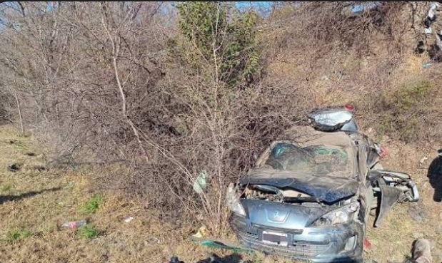 IBA CON SUS 3 HIJOS Y VOLCÓ EN LA AUTOPISTA Y FALLECIÓ UNA NENA DE 11 AÑOS 