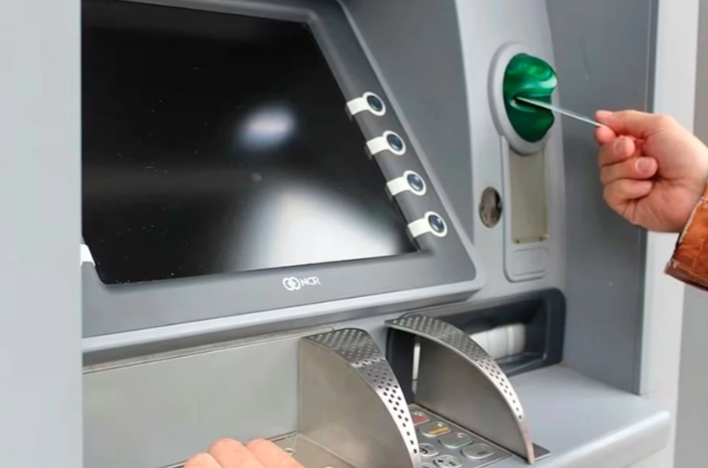 SE DEBEN PAGAR MÁS DE $1.000 POR EXTRAER POR CAJERO AUTOMÁTICO DINERO de un BANCO EN EL QUE NO SE TIENE CUENTA