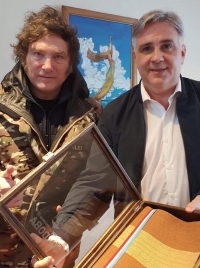 MARTIN LLARYORA LE HIZO UN PRESENTE A JAVIER MILEI POR LA VISITA A CÓRDOBA