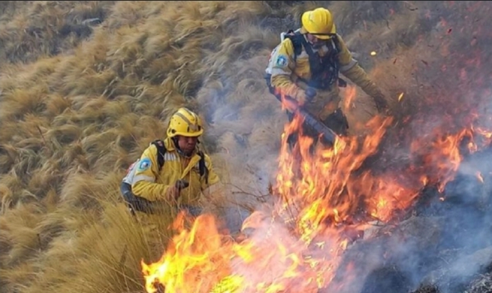 CONTINÚA ACTIVO EL FUEGO EN QUEBRADA LA MERMELA Y HAY UN NUEVO FOCO EN SAN MARCOS SIERRAS