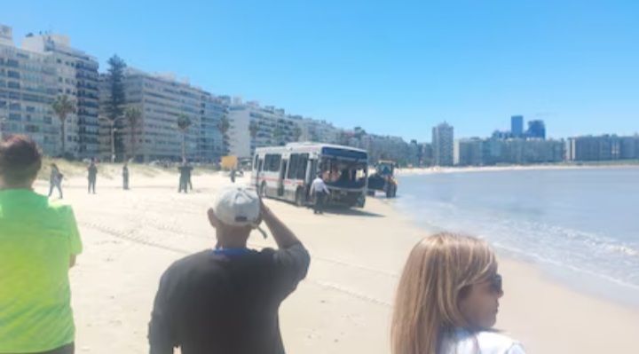 ACCIDENTE EN URUGUAY: UN AUTOBÚS PERDIÓ EL CONTROL, ATRAVESÓ Y TERMINÓ EN LA PLAYA