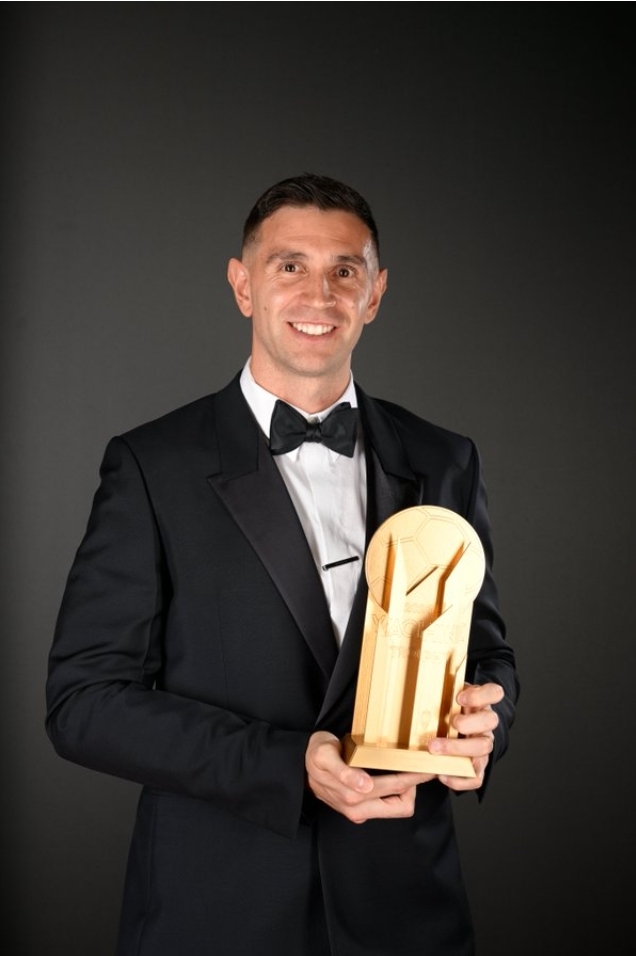 EL DIBU GANÓ EL PREMIO YASHIN AL MEJOR ARQUERO 